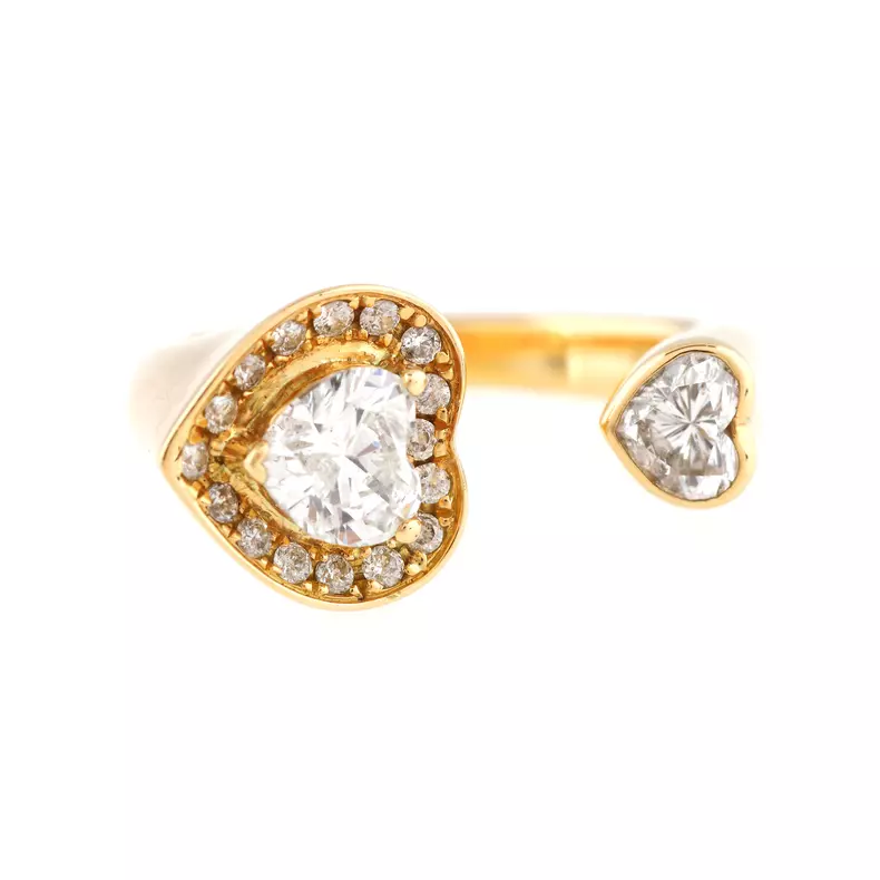 ”Queen Bey” - inel din aur, decorat cu diamante în formă de inimă și briliante