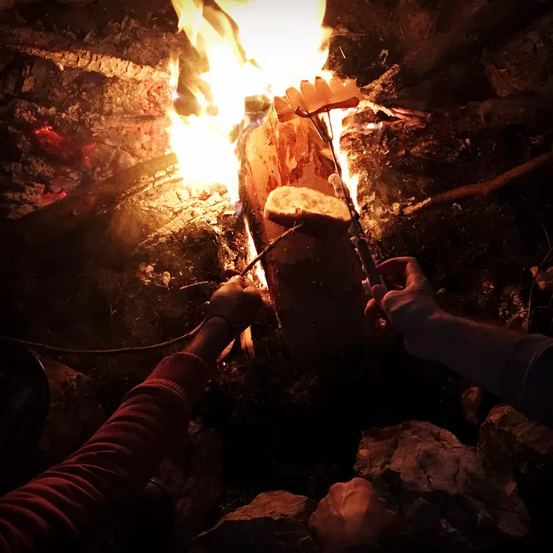 Mâncare gătită la foc de lemne