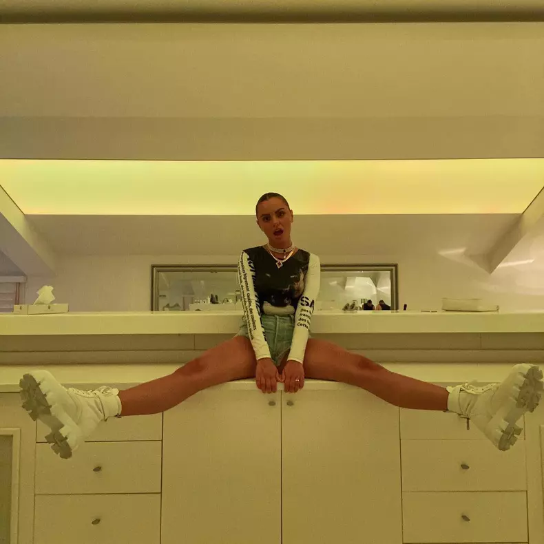 alexandra stan in pantaloni scurti 1