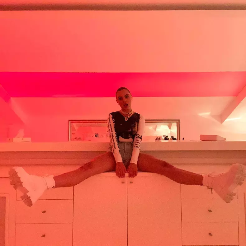 alexandra stan in pantaloni scurti 2