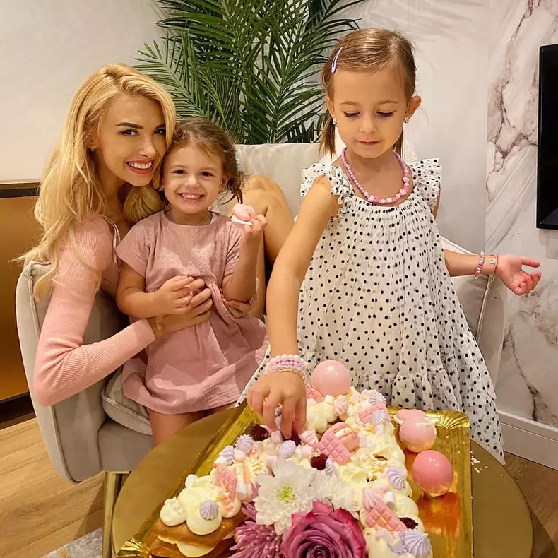 andreea-balan-mama-surogat