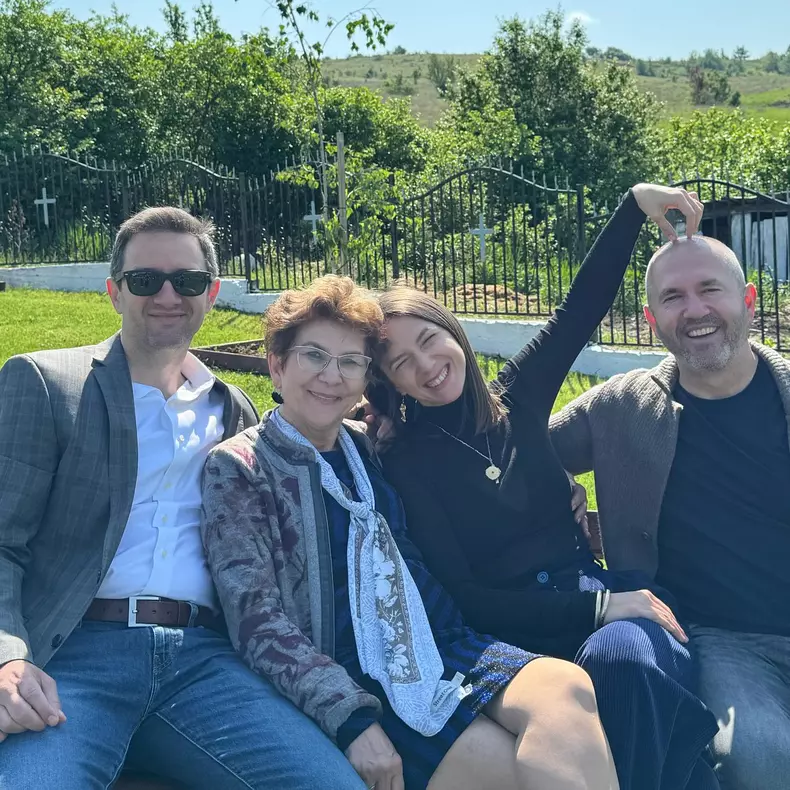 438161220184444348360395888522254988558243633n