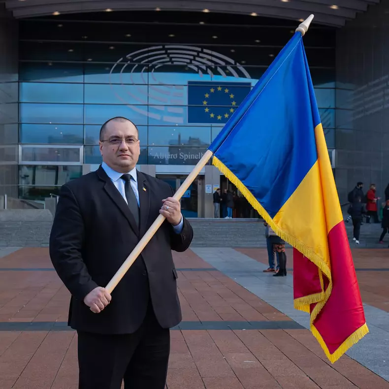 Cristian Terheș în fața Parlamentului European, Foto Facebook Cristian Terheș
