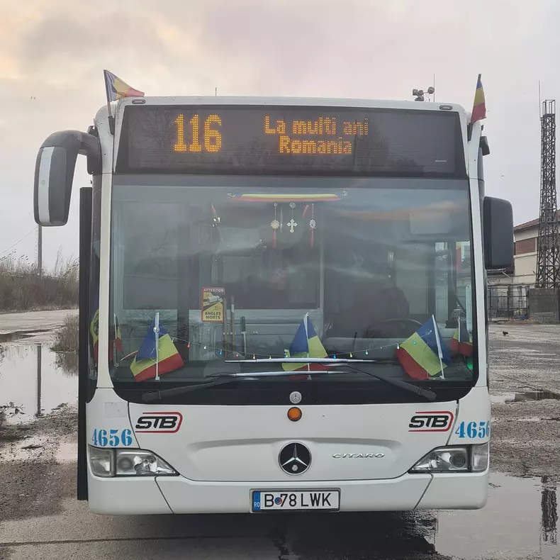 Autobuz steag 1 decembrie -Foto Facebook STB
