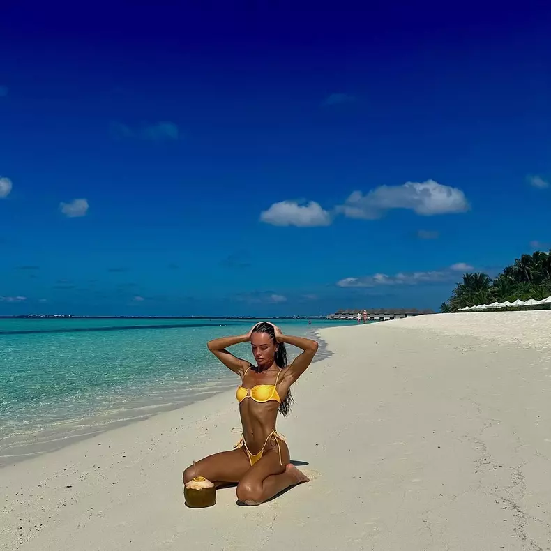 Diana Munteanu în costum de baie (7)