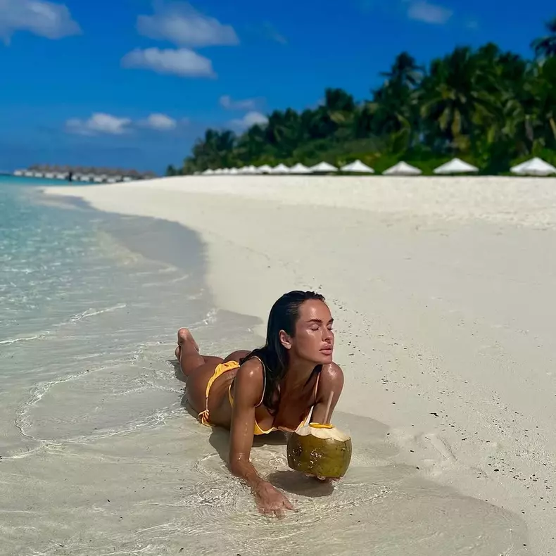 Diana Munteanu în costum de baie (8)