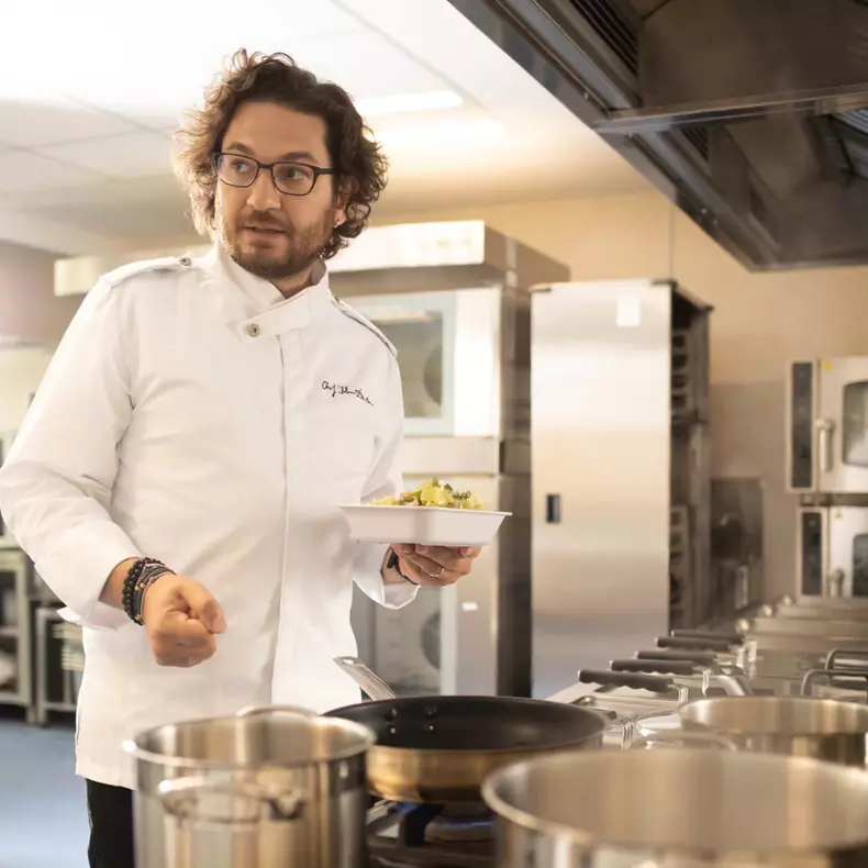 Florin Dumitrescu in bucatarie