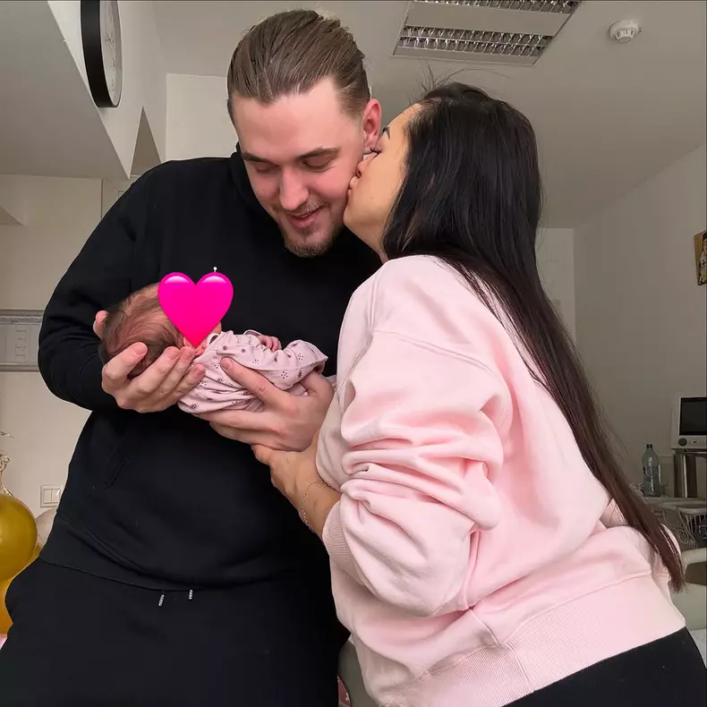 Larisa Iordache și fiica ei, Amira (10)
