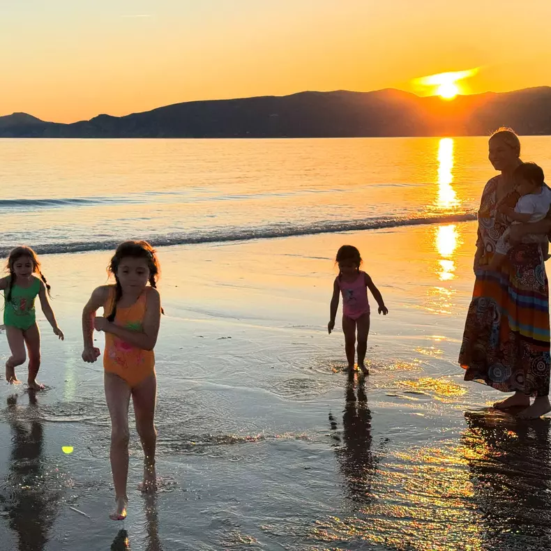 Laura Cosoi si fetele