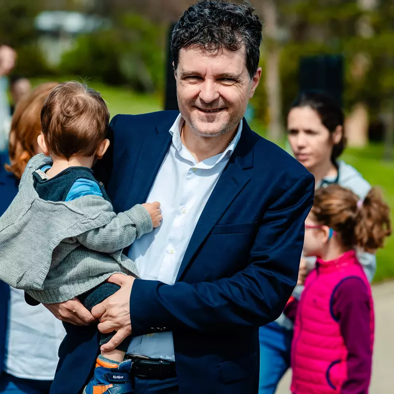 Nicusor Dan, familie  i╠én Parcul Circului, acolo unde a avut loc primul ta╠érg de adopt╠ªii de ca╠åt╠ªei pe care ASPA
