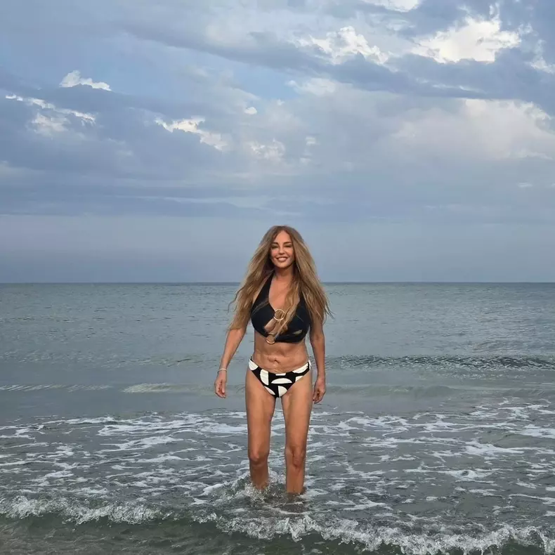 tania budi in costum de baie 1