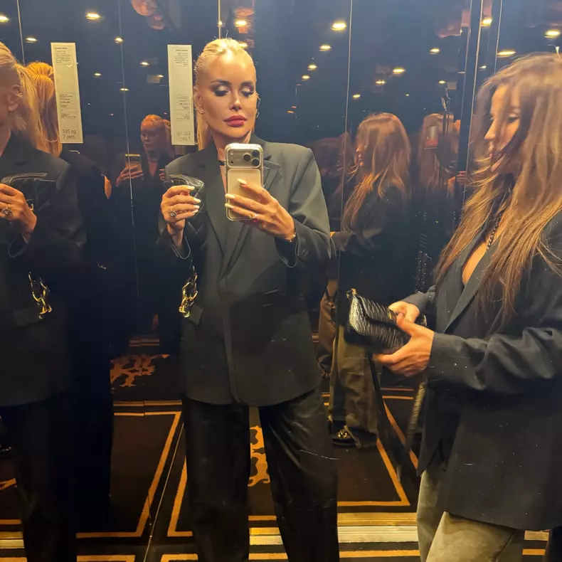 Vica Blochina in lift