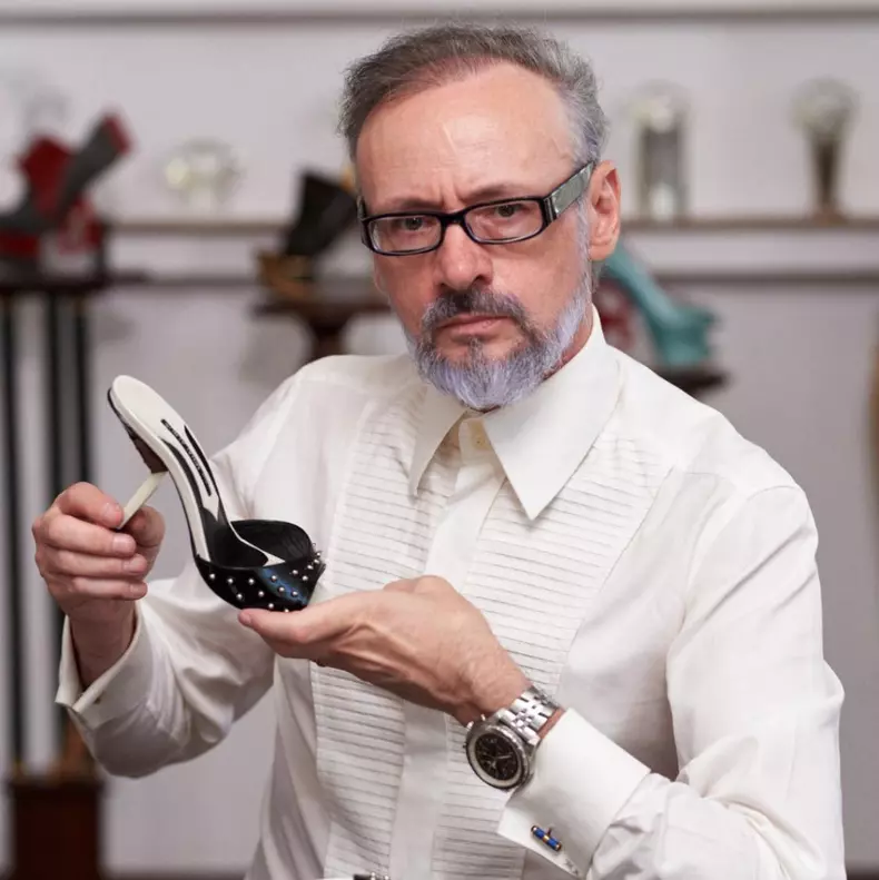 Mihai Albu in atelierul de pantofi