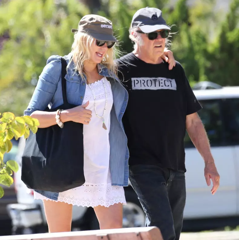 PREMIUM EXCLUSIVE Daryl Hannah gets help from her boyfriend Neil Young