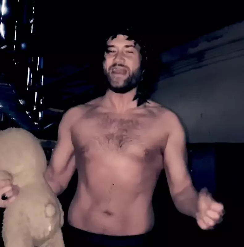 mihai-bendeac-in-fusta-si-cu-peruca-de-craciun-4