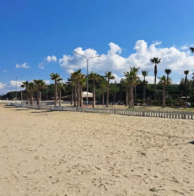 plaja-cu-nisip-din-durres-isi-asteapta-clientii