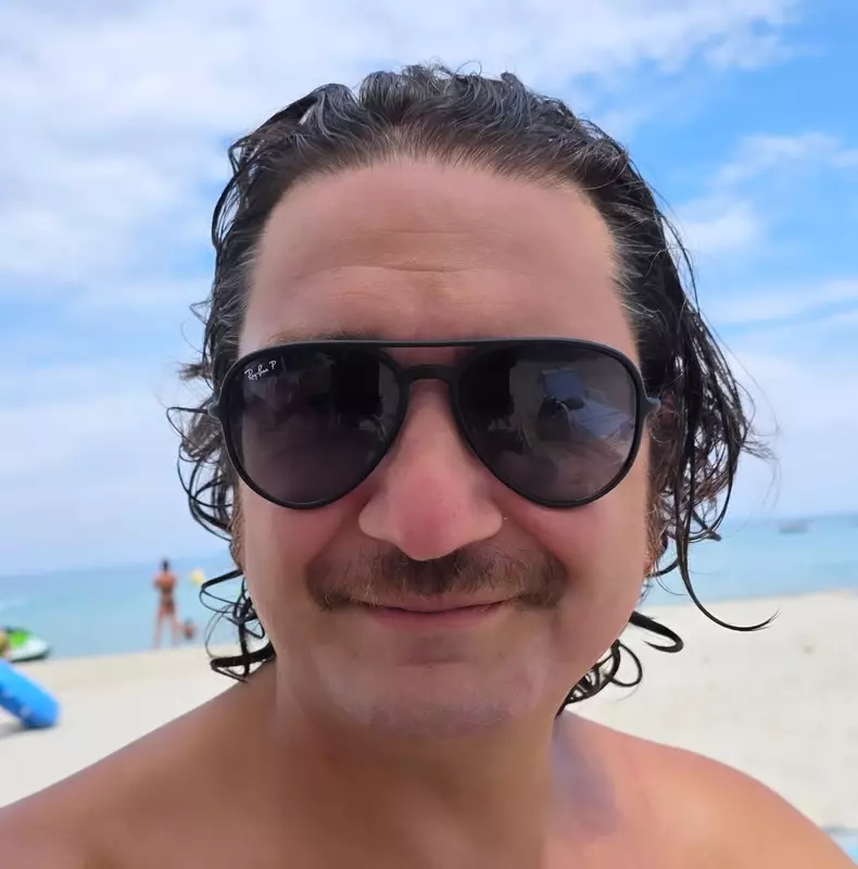 florin dumitrescu in vacanta cu mustata