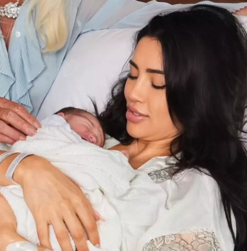 Andreea Sasu a născut (3)