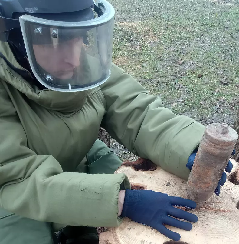Pirotehnist din cadrul ISU Bacău manevrează proiectile din cel de al doilea război mondial