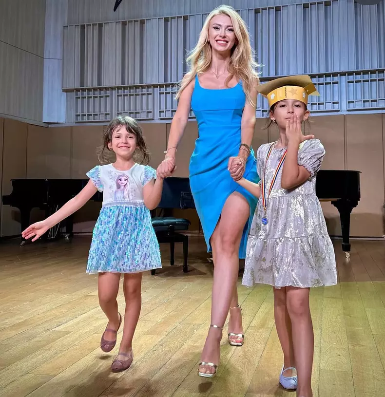 Andreea Bălan și fetițele (1)