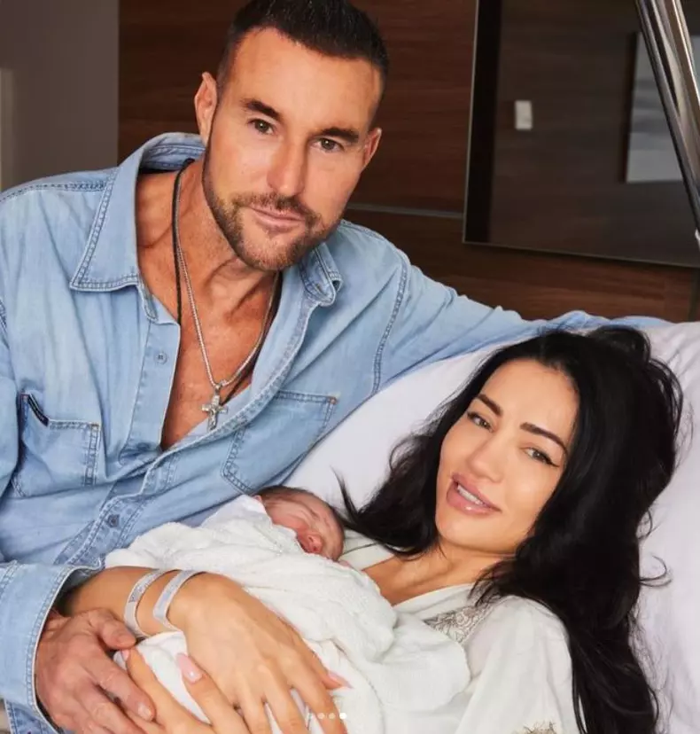 Andreea Sasu a născut (4)