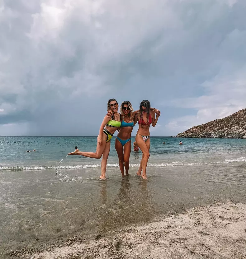 gina-pistol-in-costum-de-baie-2