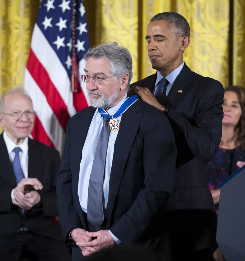 Barack Obama l-a decorat pe Robert De Niro