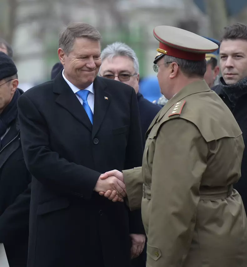 Presedintele Klaus Iohannis da mana cu Nicolae Ciuca la inceputul lui 2019. Peste cateva luni, seful Armatei avea sa fie numit ministru al Apararii. Foto: Hepta