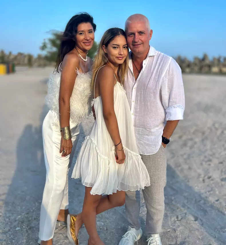 299893470624065559078390355466214811407824n