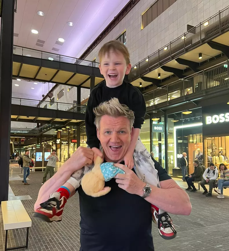 Gordon Ramsay, tată pentru a șasea oară (3)