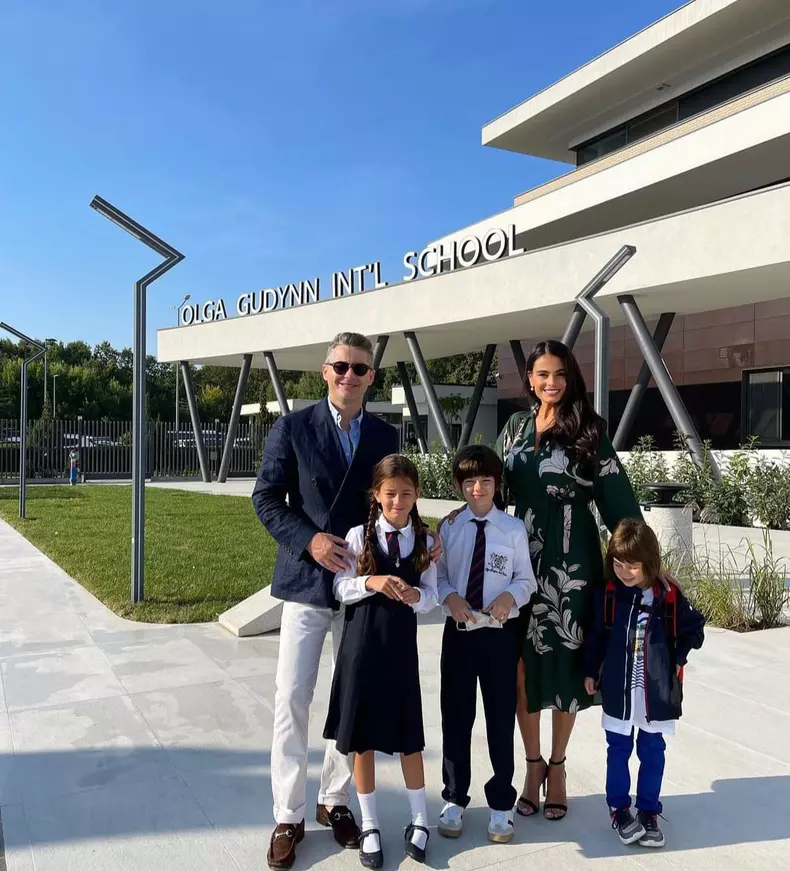 anca-serea-si-adi-sina-alaturi-de-copii-in-prima-zi-de-scoala