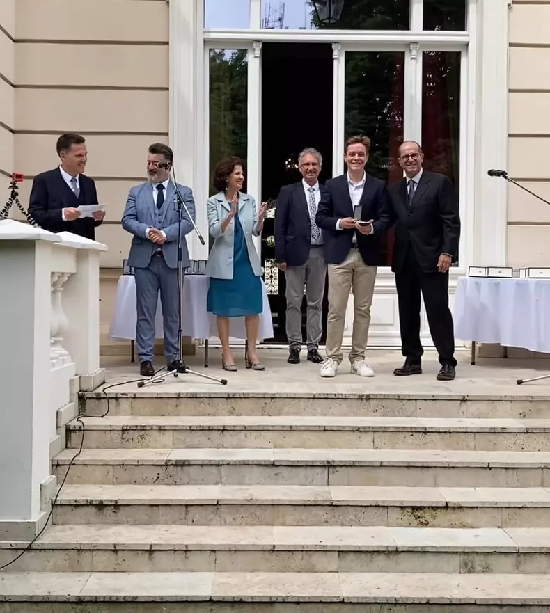 fiul andreei esca a absolvit liceul (4)