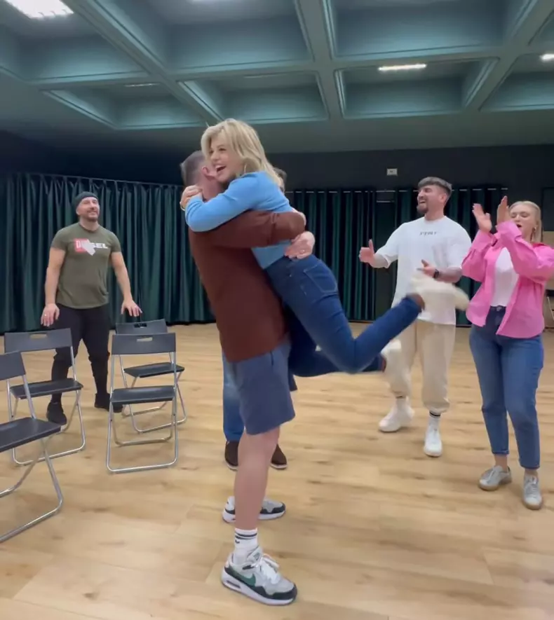 Loredana Groza sărut Stuart Hickey (2)