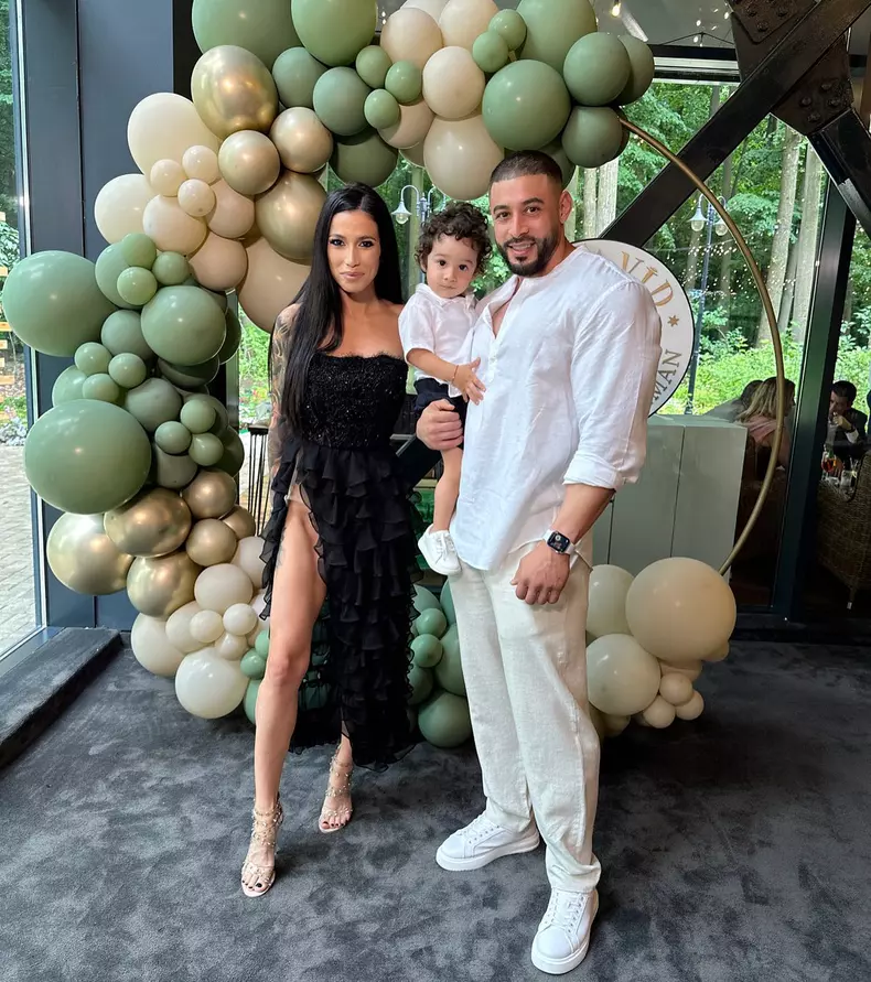 roxana-vancea-s-a-mutat-la-tara-cu-copiii