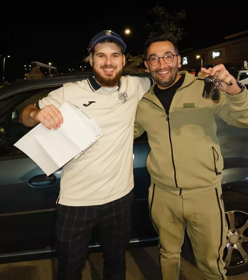 youtuberul roman andrei zbir si soferul turc care a primit cadou o masina dacia logan