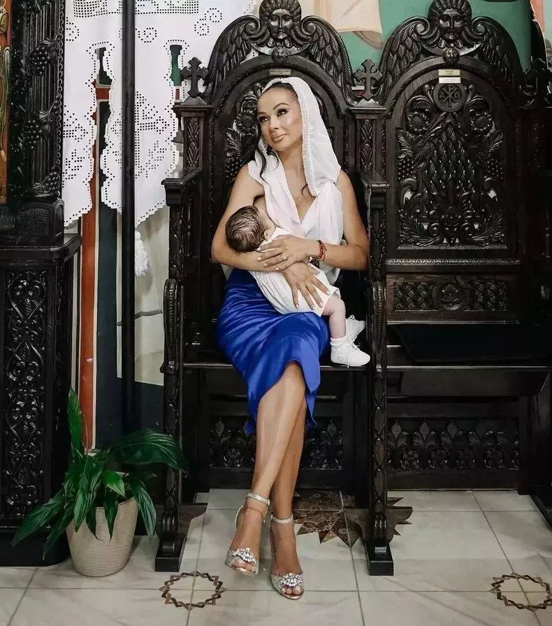 Vlăduța Lupău alăptează (3)