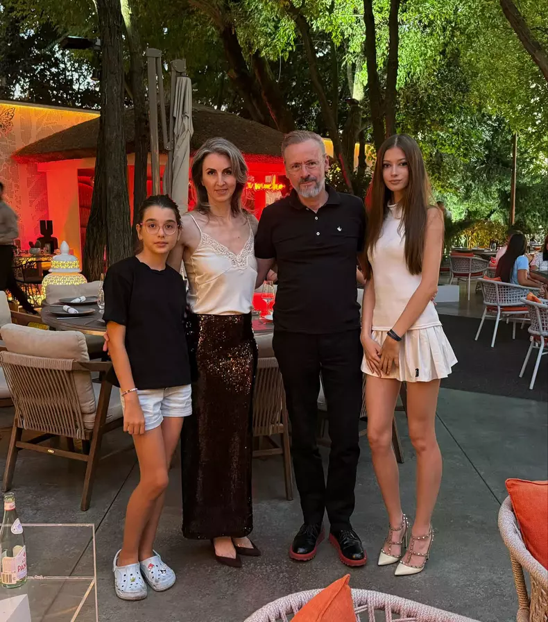 Mihai Albu alaturi de sotia lui, Mikaela și fiica Elenei nechifor