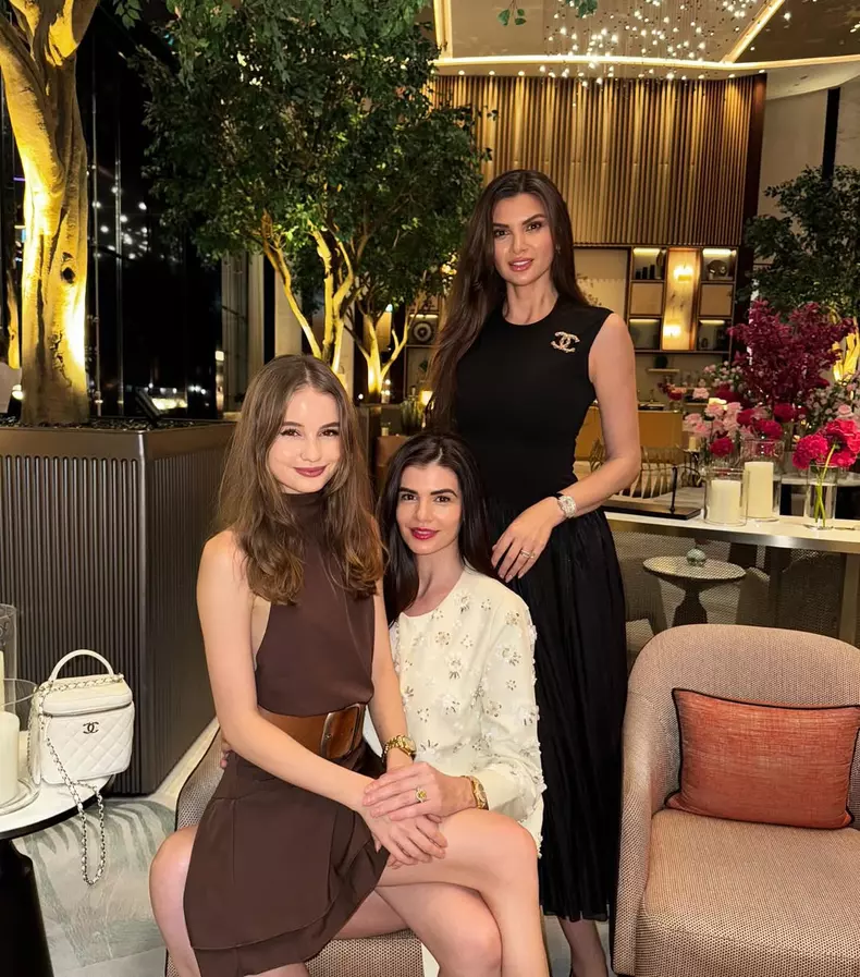 Irina Columbeanu, Ramona și Monica Gabor