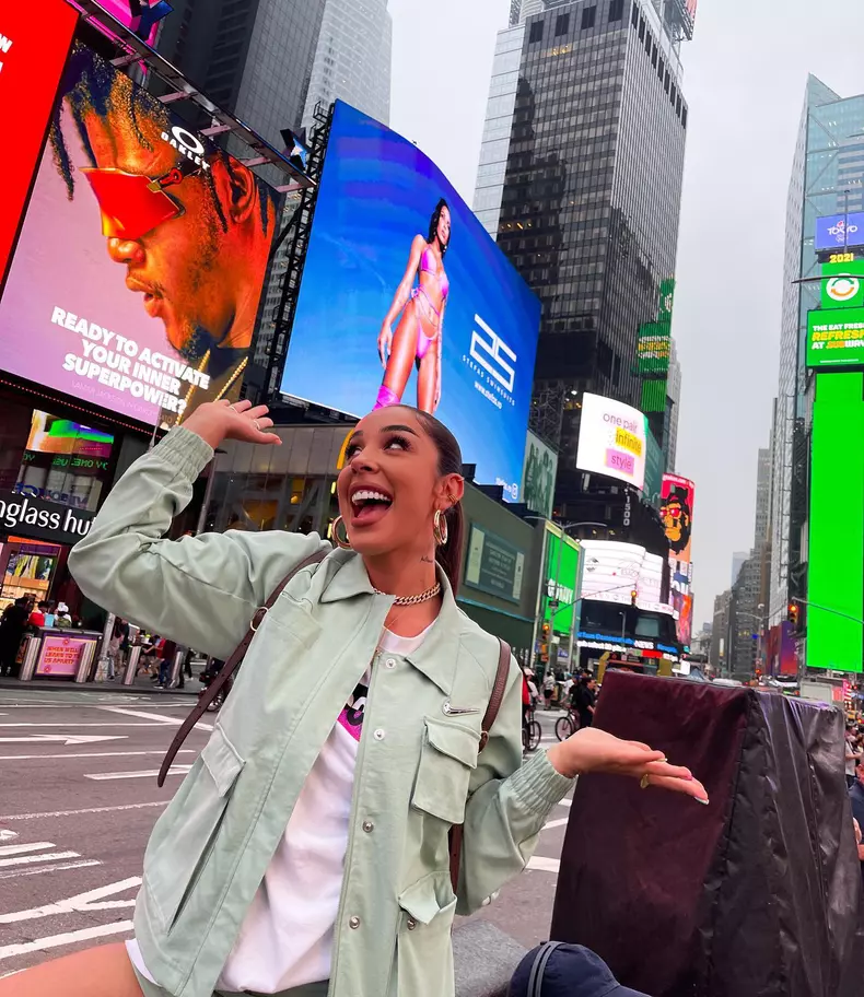 iubita lui speak in times square 6