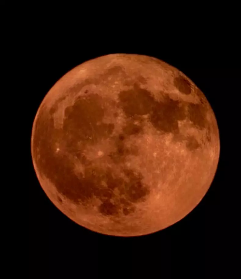luna-capsuna-romania-foto-facebook-yoga-coni-constanta