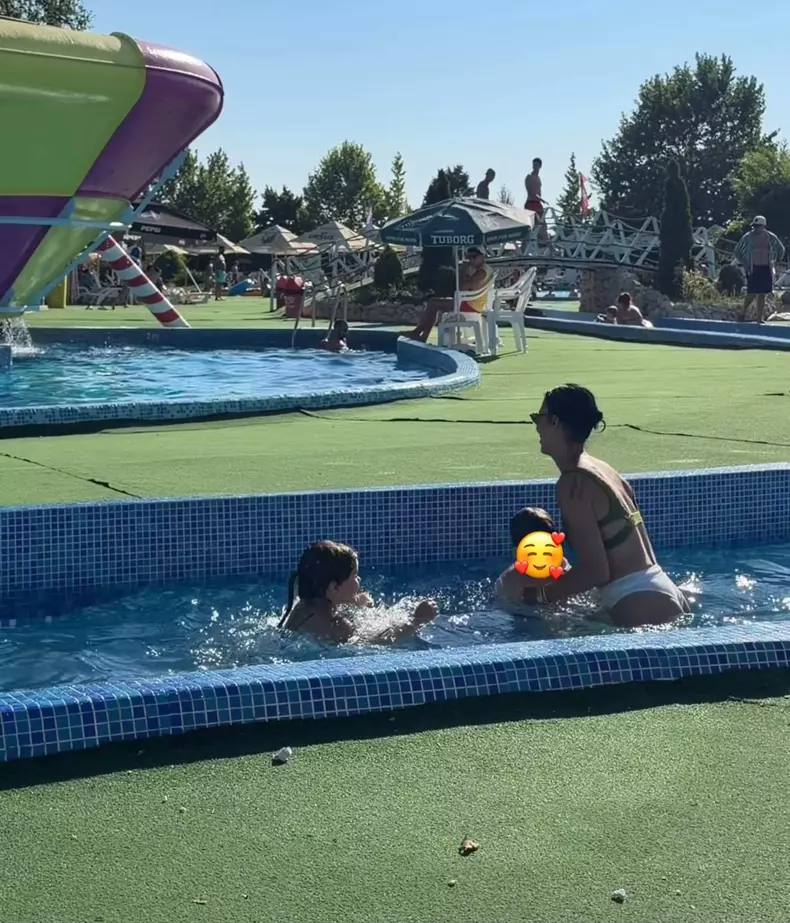 Andreea Popescu în costum de baie (1)