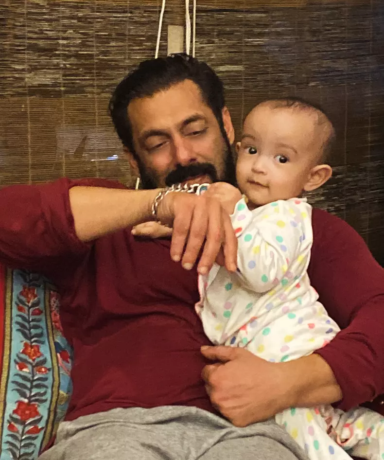 salman khan 59 de ani bebelus inbrate