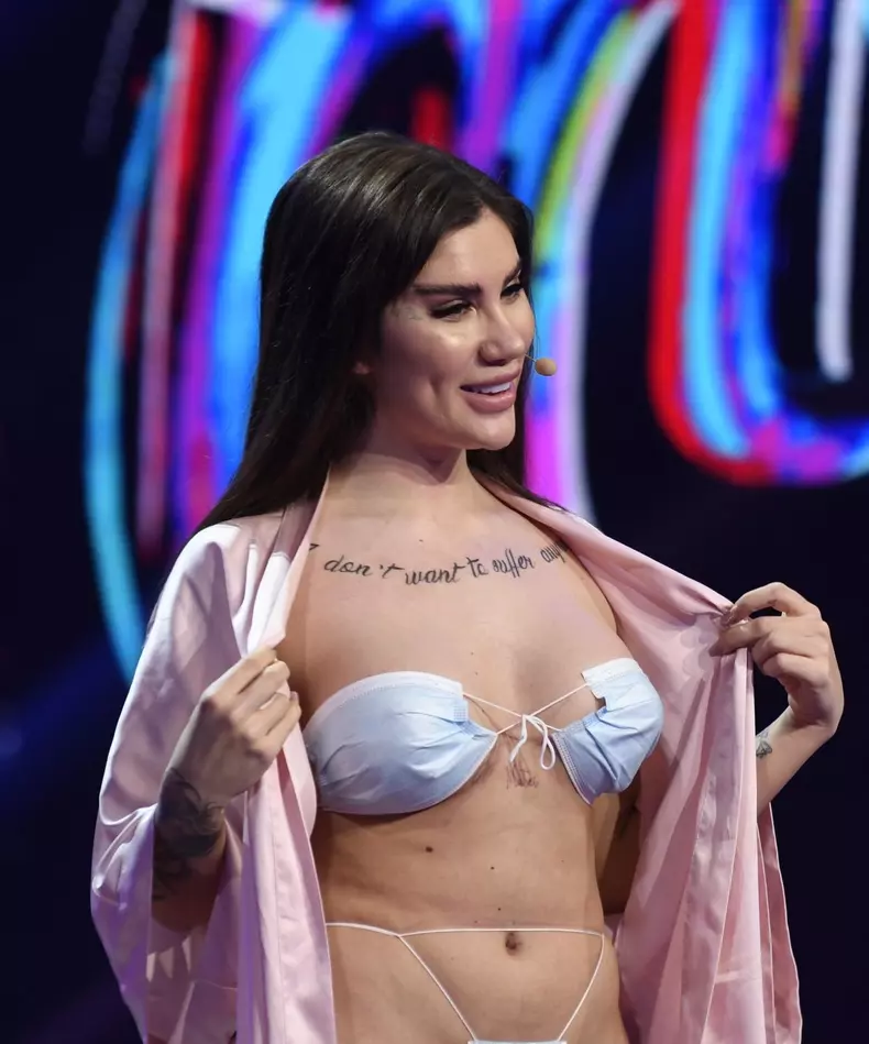 bia-khalifa-sunt-celebru-scoate-ma-de-aici-3