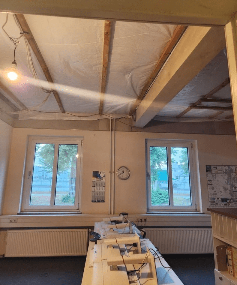 Tavanul este acoperit cu prelată