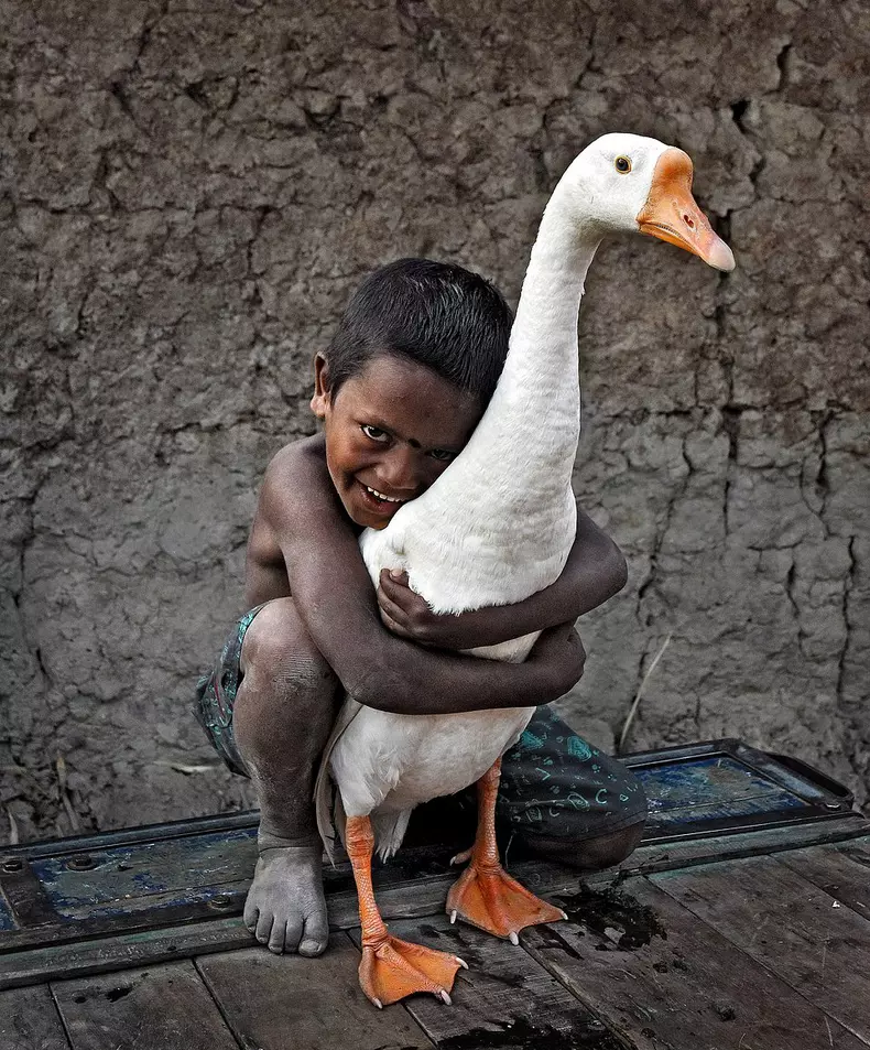 Un copil și gâsca lui / Foto: @pranab_basak, India