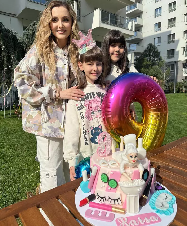 Alina Sorescu si fetitele ei 1