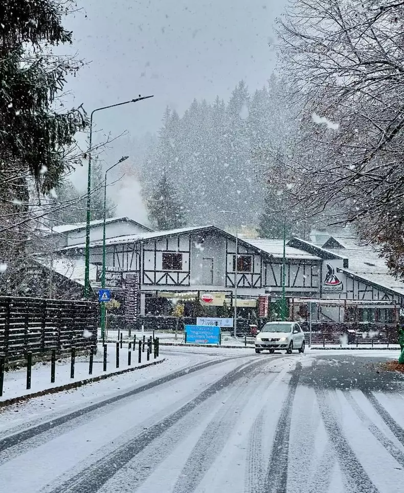 Zăpada a acoperit Sinaia, Predeal și alte zone de pe Valea Prahovei. Foto: Facebook Meteoplus