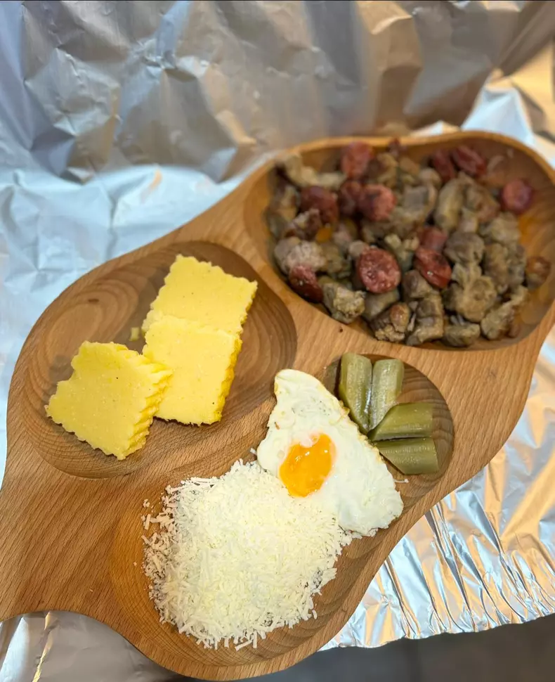 Mâncare tradițională restaurant Carpatina Foto Facebook Carpatina Restaurant 2