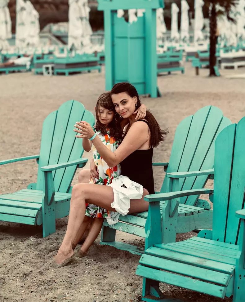 Anca Serea cu fetita la mare