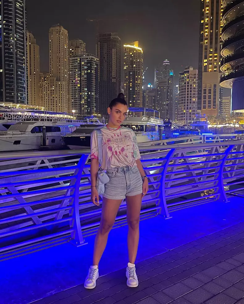 alexia-eram-agatata-de-un-barbat-in-dubai-6